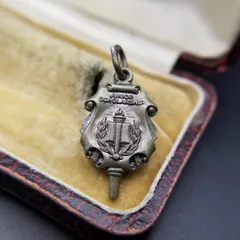 Jostens社製 ヴィンテージ Junior Scholarship チャーム ペンダントヘッド ブレスレット シルバートーン レトロ 紋章 Y22-A