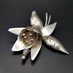 新品】ehonno 花を持つうさぎのネックレス チューリップ - メルカリ