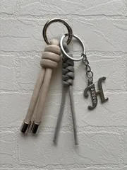 【イニシャル選べる】ノットデザイン レザー調コード キーホルダー バッグチャーム （ギフト / ペア / 推し活に）アイボリー×パールグレー