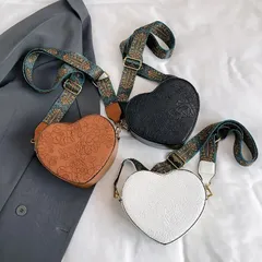 シングルショルダーバッグ ショルダーバッグ クロスボディバッグ ボディバッグ クロスバッグ 斜め掛けバッグ ハート型バッグ メッセンジャーバッグ ハンドバッグ ミニバッグ ファッション レディースバッグ バッグ 3色 カジュアル おしゃれ お洒落 オシャレ