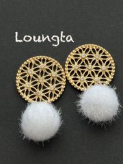 3572キラキラチャームとホワイトのファーピアス 樹脂ピアス