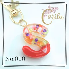 【S】イニシャルキーホルダー　レッド　赤　いちご　ストロベリー　苺　チャーム　オリジナルキーホルダー　ハンドメイド　ギフト　プチギフト　プレゼント　コリルハンドメイド　No.010
