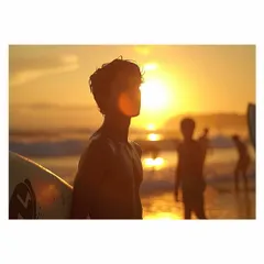 【B4サイズ（約25x36cm）】【lh-poster-3232】【フレーム付き】ノスタルジック エモ 人物 フェス 海系 サーフ ポスター 波 ビーチ 海岸 オーシャン ブルー 景色 サーフィン インテリア アート