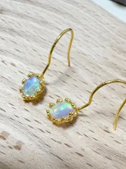 エチオピア産オパール 6×4mm オーバルピアス（SV925／K18コーティング）