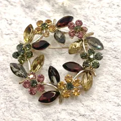 植物　花輪　ブローチ　 ヴィンテージ調　葉っぱ　 ラインストーン　ファッション　アクセサリー　コサージュ