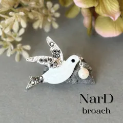 淡水パールが揺れる白いハトブローチ　大人 鳥 鳩 動物 生き物 天然パール 天然石 モノトーン シンプル 上品 お洒落 個性的 お呼ばれ カジュアル コサージュ ナチュラル 新品未使用 キラキラNerD