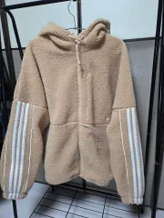 アディダス ボアジップアップフーディー (アイボリー)