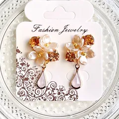 ベージュ　お花　ビジュー　揺れる　ハンドメイドピアス　イヤリング