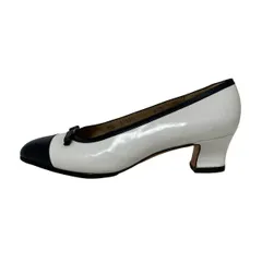 サルバトーレフェラガモ パンプス 6 1/2 D レディース - 白×ネイビー リボン/ヴァラ/アウトソール張替済 レザー