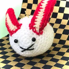 【福祉施設制作】癸（みずのと）作　あみぐるみのキーホルダー　「正月うさぎ」　NO.4678　P（弐）