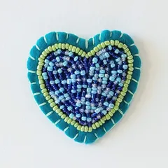 大きいハートビーズブローチ.１