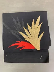 黒地に金色と赤色の刺繍模様の軽装帯