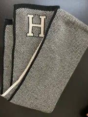 H ロゴ マフラー