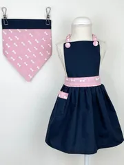 ピンクのリボン柄がポイントの濃紺のハンドメイド子供エプロンと三角巾のセット