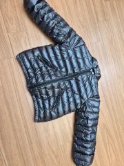 Bongpoint 軽量ダウン ブラック カラーです- 表面はポリエステル100