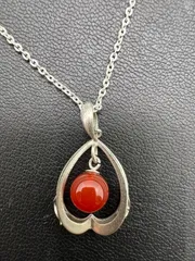 デザインネックレス赤