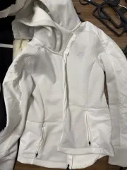 アンダーアーマー 白 ジャケット フード ジップアップ必須アイテム
