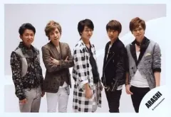 【中古】生写真(ジャニーズ) 嵐/集合(5人)/横型・膝上・櫻井チェック柄衣装白.黒・二宮腕組み.衣装茶色/公式生写真
