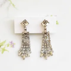 Unsigned Beauty　シルバートーン　クリアラインストーン　タッセル　イヤリング