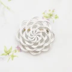 ヴィンテージ　Trifari　トリファリ　ゴールドトーン　ホワイトエナメル　フラワー　ブローチ