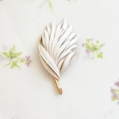 ヴィンテージ　Monet　モネ　ゴールドトーン　ホワイトエナメル　フラワー　ブローチ