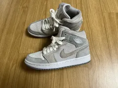 ナイキ ウィメンズ ジョーダン1 ミッド SE パーティクル グレー 225mm