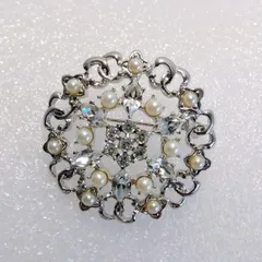 ブローチ　フラワー　パール　シルバーカラー　女性