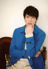 【中古】生写真(男性) 輝馬(古賀公貴)/上半身・衣装青・左手顎の下・私服ショット/舞台『弱虫ペダル』～総北新世代、始動～ブロマイド