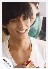 【中古】生写真(ジャニーズ) 関ジャニ∞/錦戸亮/顔アップ・Tシャツ白・ネックレス・目線右・背景人/公式生写真