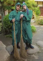 【中古】生写真(男性) 渡辺和貴(潮江文次郎)・南羽翔平(立花仙蔵)/全身・衣装緑・肩組み・箒・キャラクターショット/ミュージカル「忍たま乱太郎」第四弾 「最恐計画を暴き出せ!!」特典生写真