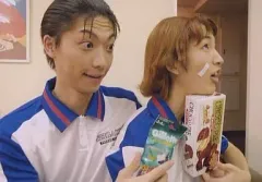 【中古】生写真(男性) 鈴木裕樹(大石秀一郎)・足立理(菊丸英二)/横型・バストアップ・手にお菓子・私服ショット/ミュージカルテニスの王子様 side山吹feat.ルドルフ公式生写真