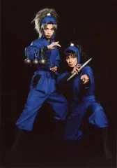 【中古】生写真(男性) 山木透(久々知兵助)・栗原大河(竹谷八左ヱ門)/全身・しゃがみ・衣装青黒・鎖・背景黒・キャラクターショット/「ミュージカル 忍たま乱太郎 第8弾 がんばれ五年生!技あり、術あり、初忍務!!」ブロマイド