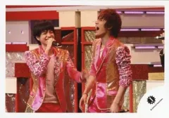 【中古】生写真(ジャニーズ) ジャニーズWEST/藤井流星・重岡大毅/ライブフォト・横型・上半身・マイク・口開け・笑顔/公式生写真