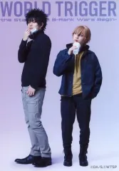 【中古】生写真(男性) 川隅美慎(影浦雅人)・百瀬朔(絵馬ユズル)/キャラクターショット/舞台「ワールドトリガー the Stage B級ランク戦開始編」ランダムブロマイドC