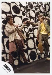 【中古】生写真(ジャニーズ) 嵐/大野智・二宮和也/全身・指差し・背景白黒・Face Down/公式生写真