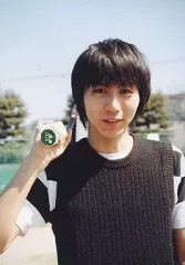 【中古】生写真(男性) 郷本直也(海堂薫)/衣装黒・上半身・ラケット・私服ショット/ミュージカル「テニスの王子様」初演 公式生写真