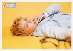 【中古】生写真(男性) 超特急/カイ(小笠原海)/横型・上半身・寝そべり・衣装白.青・左手口元・背景黄色/FC会員限定 スペシャル生写真セット カイ 22nd Birth Anniversary Ver