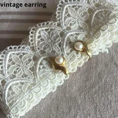 14605ヴィンテージ ゴールドリボンがパールを包む上品イヤリング