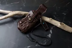 重厚なダークブラウン革と手彫り装飾が際立つ至高のバイカーズウォレット4点セット 本革 牛革 タイコーズ風 メンズ レザー財布 長財布  手作り ウォレットコード＆ホルスター付き