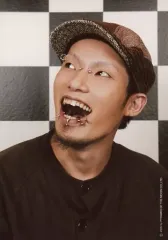 【中古】生写真(男性) ISABELLE/seek/バストアップ・衣装黒・帽子・口開き・目線左上・背景黒・白/アーティストフォト