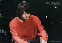 【中古】生写真(男性) 佐藤流司(片山始)/ライブフォト・横型・膝上・衣装オレンジ・座り・うつむき/ドラマ「『御茶ノ水ロック』DVD&Blu-ray購入者限定イベント」販売グッズ 舞台「御茶ノ水ロック-THE LIVE STAGE-」舞台劇中トレーディングブロ