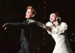 【中古】生写真(女性) 宝塚歌劇団(花組)/明日海りお・華優希/ライブフォト・横型・膝上・衣装黒・白・片手伸ばし/「明日海りおサヨナラショー」退団2L舞台写真