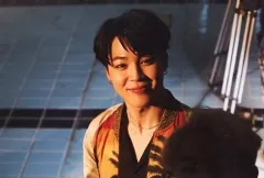 【中古】生写真(男性) 防弾少年団/Jimin(ジミン)/横型・バストアップ・衣装白・赤・黄・両手下げ・背景水色・タイル・ポストカードサイズ/展示会「2018 BTS EXHIBITION オヌル」「24=7 Serendipity」シーズン1 生写真(LIV