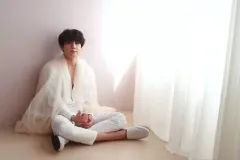 【中古】生写真(男性) 防弾少年団/JUNGKOOK(ジョングク)/横型・全身・座り・あぐら・衣装白・レースベージュ・両手下げ・背景白・カーテン・ポストカードサイズ/展示会「2018 BTS EXHIBITION オヌル」「24=7 Serendipity」シ