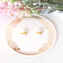 【特別価格】no.311　レジン　シンプル　卵型　ニュアンス　白色の小さいピアス　キラキラで　イヤリング　ハンドメイド