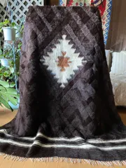 これは本当に素晴らしい!大変レア!黒に近い焦茶のヴィンテージシイルトバッタニイェ!アンゴラヤギのモヘアのみでおりで織られたトルコシイルトだけで作られる暖かい毛布!モヘア100贅沢で人や動物にも優しい!144×184ベッドカバーやソファカバーにも!豊穣柄入り!