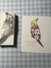 消しゴムはんこ　お花模様のオカメインコ