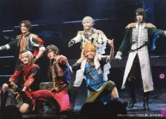 【中古】生写真(男性) 集合(5人)/ライブフォト・横型・全身・2部衣裳・前列しゃがみ・目線左・キャラクターショット・2Lサイズ/「ミュージカル『刀剣乱舞』 ～静かの海のパライソ～」ローソンプリント限定ブロマイド