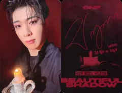 【中古】コレクションカード(男性) ONF(オンエンオフ)/ワイアット(WYATT)/裏面印刷サイン入り/CD「BEAUTIFUL SHADOW」(DARKNESS FOR LIGHT VER.)封入フォトカード