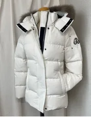 ムースナックルズ　MOOSE KNUCKLES 袖ロゴダウンジャケット フォックスファー付き 2way フード取り外し可能 サイドジップ ダブルジップ プレート ロゴボタン ロゴ刻印 21A-M31LJ179